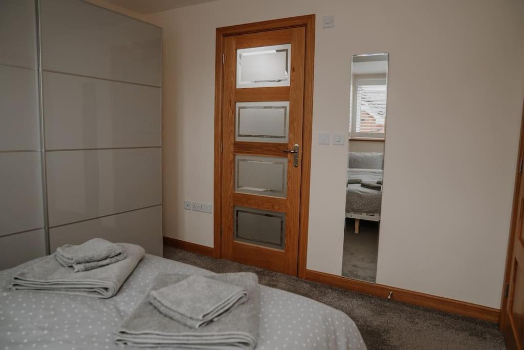 טראוברידג' Lovely New 1 Bedroom Loft Apartment With On Drive Parking מראה חיצוני תמונה