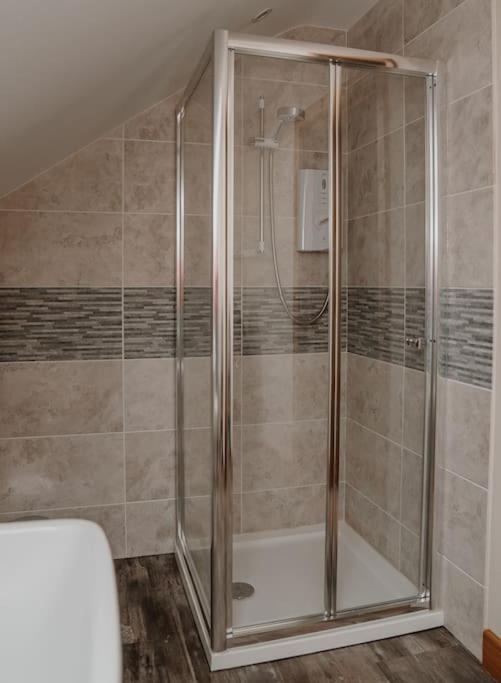 טראוברידג' Lovely New 1 Bedroom Loft Apartment With On Drive Parking מראה חיצוני תמונה