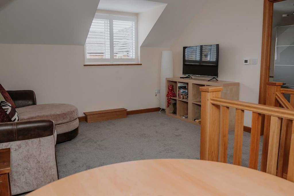 טראוברידג' Lovely New 1 Bedroom Loft Apartment With On Drive Parking מראה חיצוני תמונה