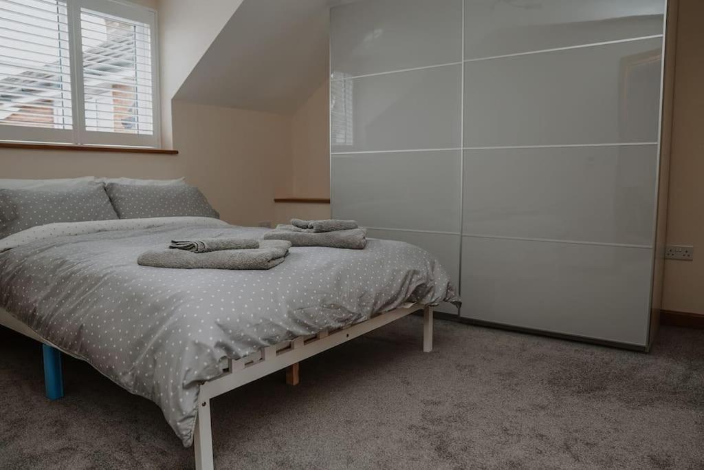 טראוברידג' Lovely New 1 Bedroom Loft Apartment With On Drive Parking מראה חיצוני תמונה